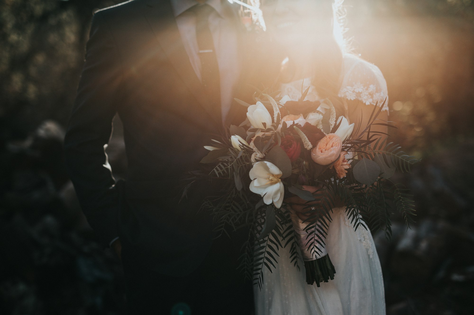 Pareja de novios en una ceremonia al atardecer